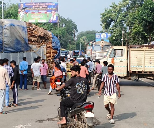 सड़क जाम करते लोग